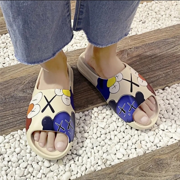 Women Graffiti Slippers perfect for Summer Vibes - Picture 4 of 4